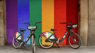 BOL: CELEBRA ECOBICI DÍA DEL ORGULLO CON MIL BICICLETAS CONMEMORATIVAS Y UNA CICLOESTACIÓN INTERVENIDA